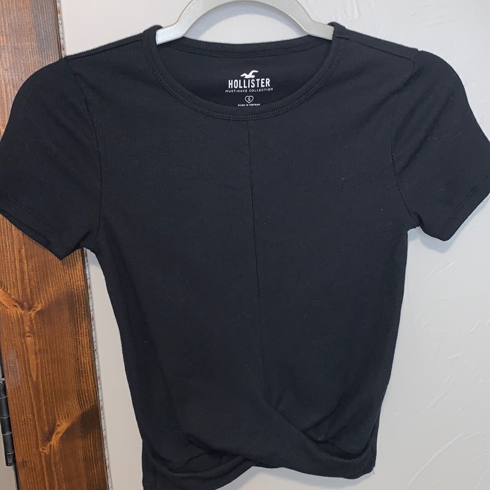 Hollister must have twist front crop top